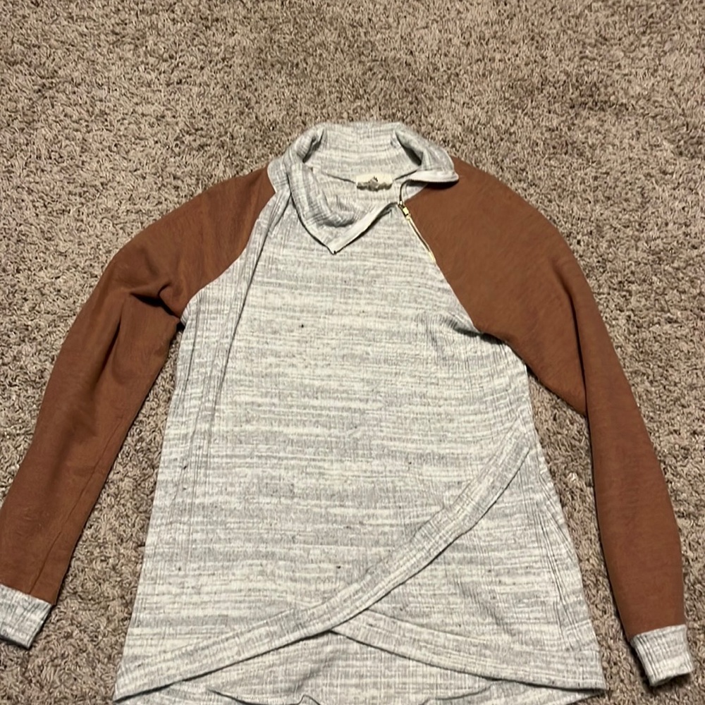 Sweater with neck zipper detail. Gray and brown